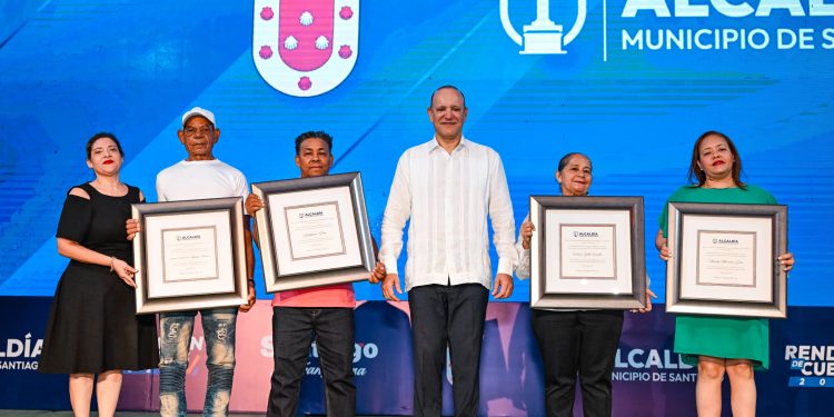 Alcalde Ulises Rodríguez reconoce a empleados con más de 30 años de servicio en acto de rendición de cuentas y Día del Trabajo