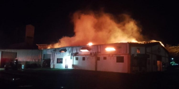 Incendio destruye taller de ebanistería en Santiago