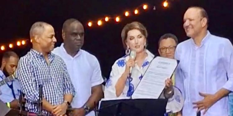 Concejo de Regidores de Santiago reconoce a Cecilia García como Visitante Distinguida en el Festival Internacional Arte Vivo 2025