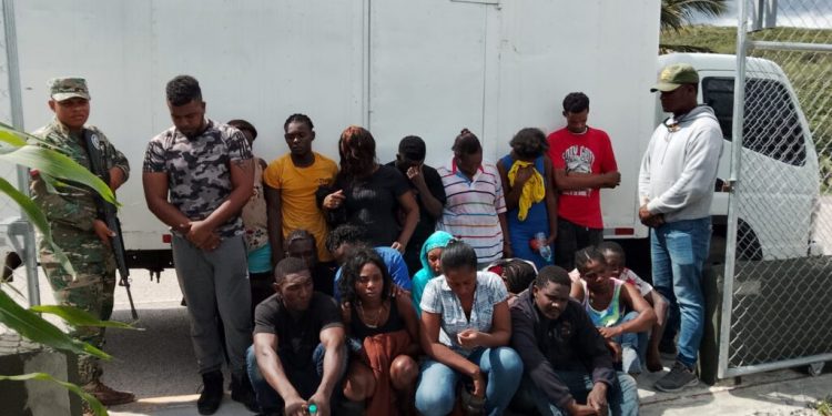 Encuentran un camión con 18 inmigrantes indocumentados en San Juan de la Maguana