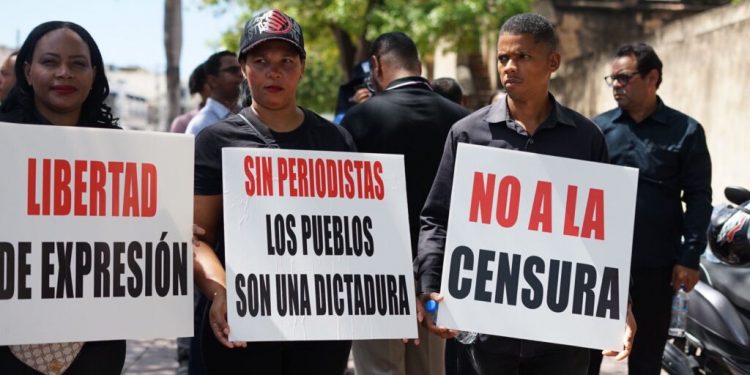 Periodistas alzan una sola voz contra el maltrato a la prensa