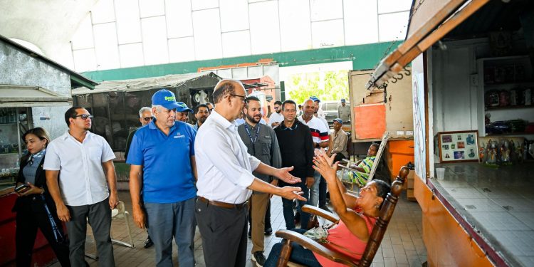 Alcalde Ulises Rodríguez supervisa trabajos de remodelación del Mercado Central de Pueblo Nuevo
