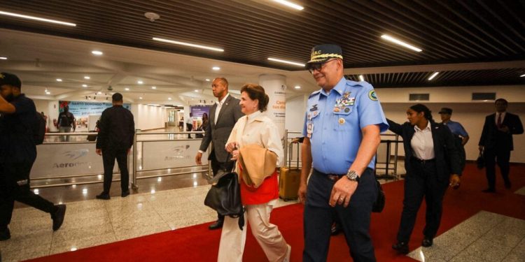 Raquel Peña regresa al país tras representar a RD en misa de inicio del pontificado