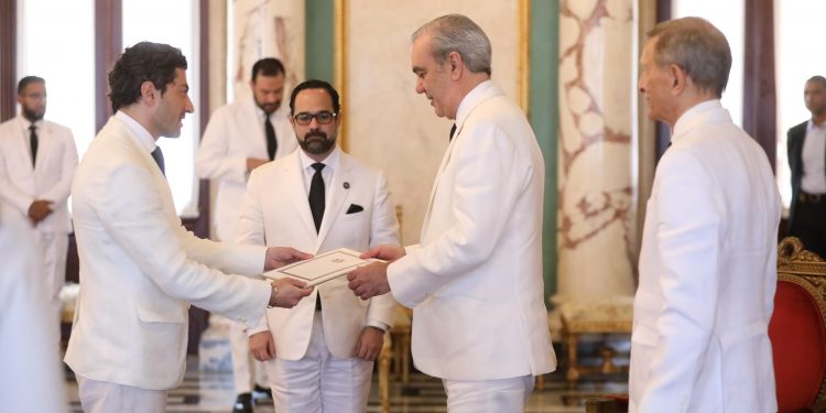 Presidente Abinader recibe cartas credenciales de siete nuevos embajadores en el país