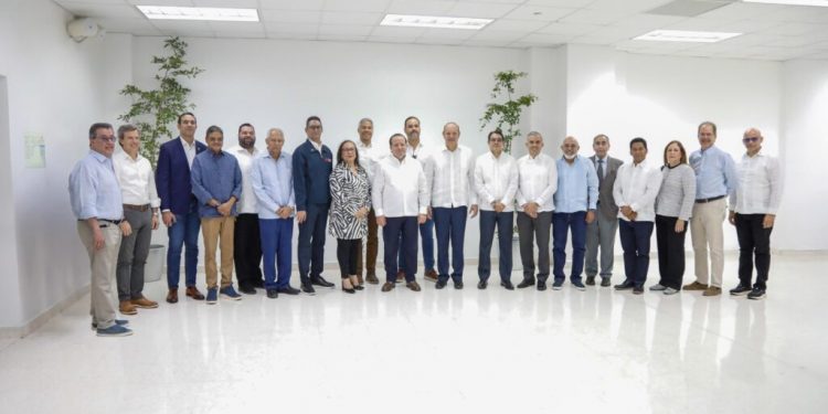 Sistema 911 presenta innovaciones tecnológicas en Santiago y refuerza su flota con 200 ambulancias