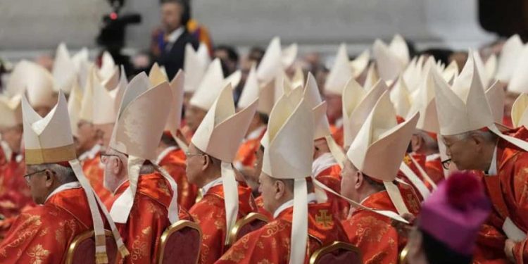 Decano pide al cónclave elegir un papa que deje de lado los intereses personales