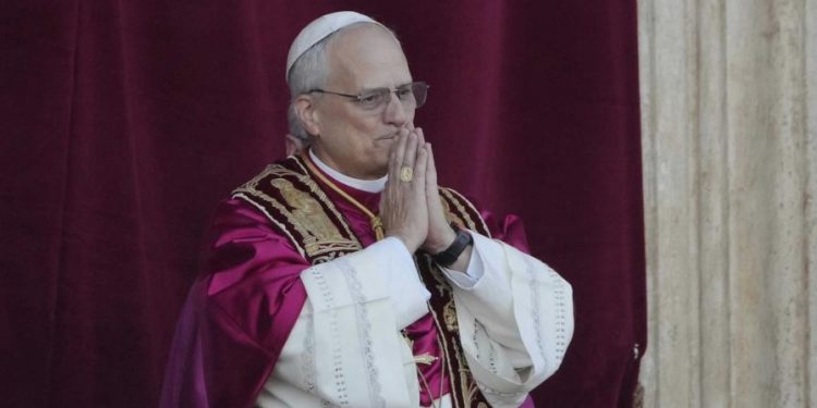 El Papa pide a los periodistas "desarmar las palabras" para enfrentar prejuicios, fanatismo y odio