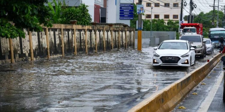COE mantiene 16 provincias bajo alerta por lluvias y riesgo de inundaciones