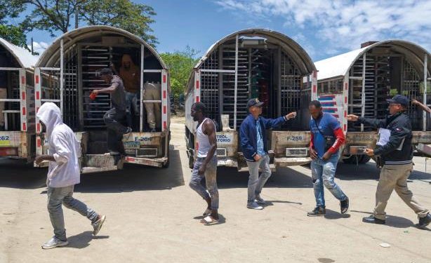 Crónica de 266 deportaciones: hombres, mujeres, niños y recién nacidos cruzan la puerta fronteriza