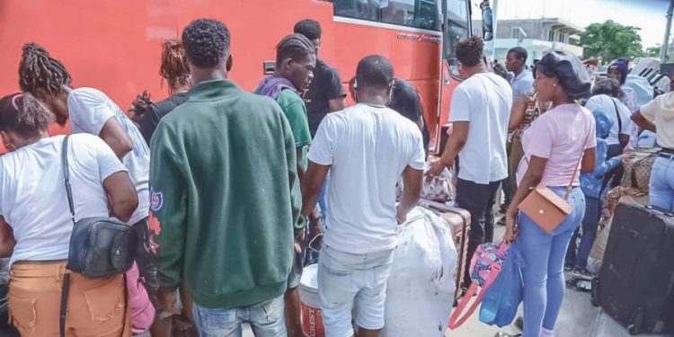 Casi 60 mil haitianos abandonan la República Dominicana por la presión migratoria