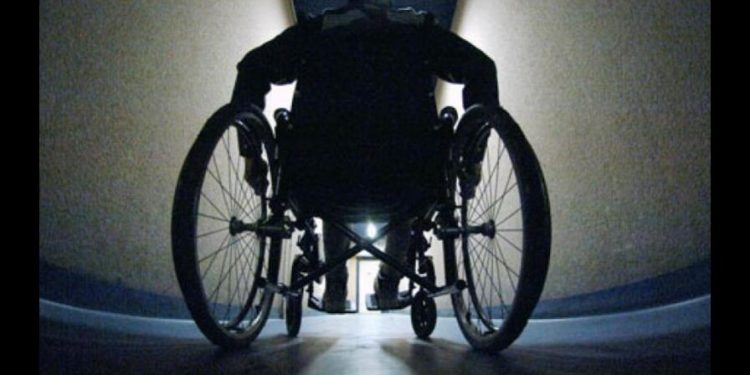 Hombre en silla de ruedas mata a su padre y hiere a un sobrino en Valverde