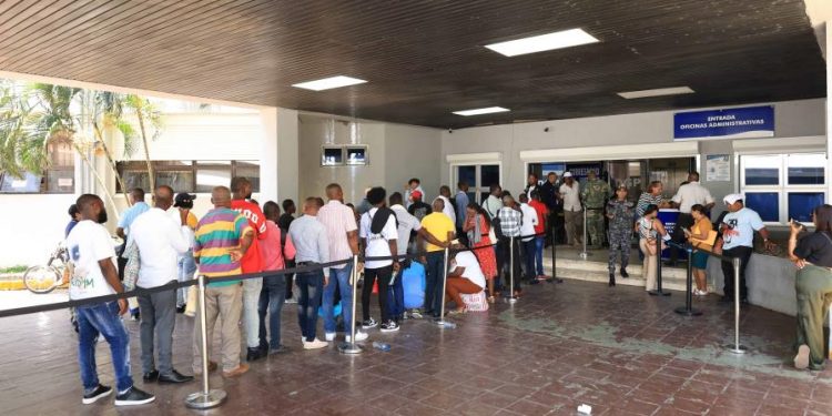 Los haitianos acuden a Migración para renovar sus permisos de estadía
