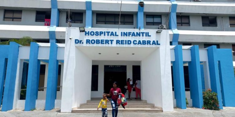 Madrugar por una atención médica: el día a día en los hospitales públicos