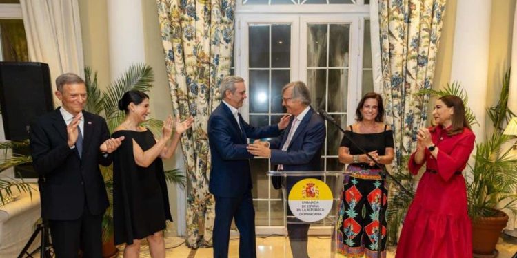 El embajador de España dice adiós a los dominicanos