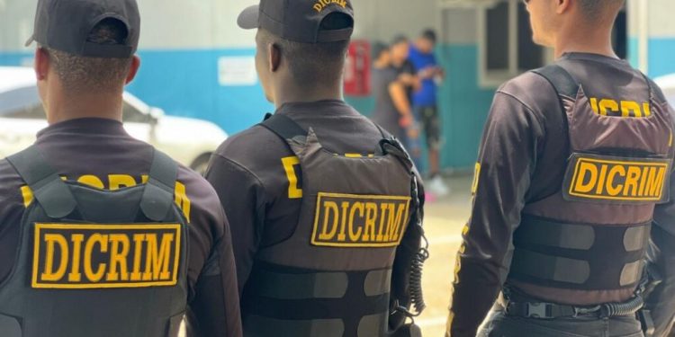 Policía activa búsqueda de tres delincuentes implicados en atracos a mano armada en Santiago