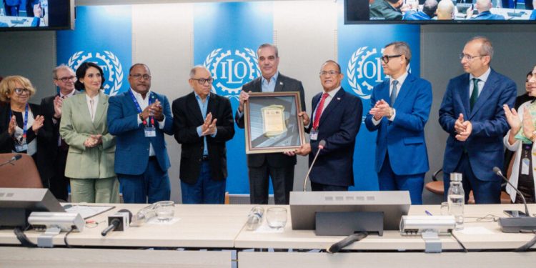 Presidente Abinader recibe reconocimiento de la OIT en Ginebra por respaldo a derechos de trabajadores