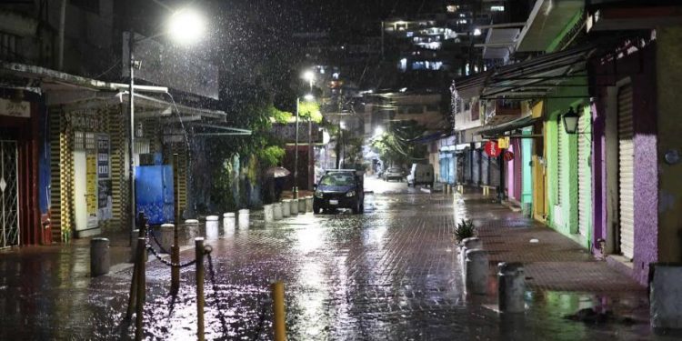 Huracán Erick toca tierra en México con vientos de hasta 205 km/h