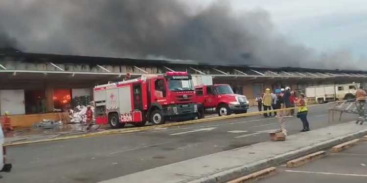 Incendio afecta instalaciones del Merca Santo Domingo