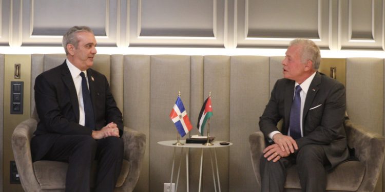 Abinader se reúne con rey de Jordania para tratar acuerdos y lo invita a visitar el país