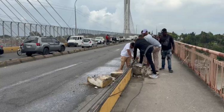Inician colocación de postes de luz en puente de la 17