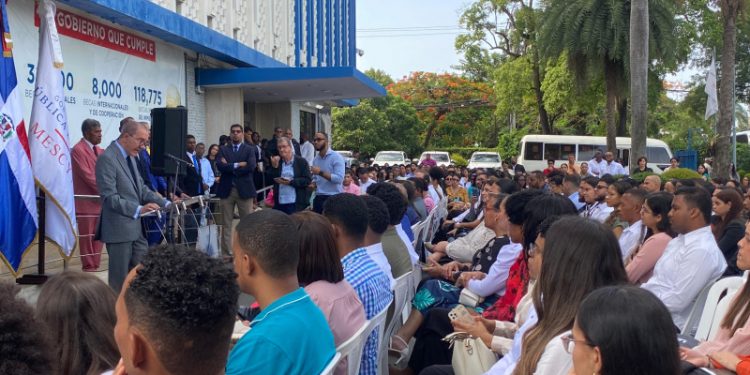 Más de 600 jóvenes dominicanos reciben becas del Mescyt para estudios internacionales