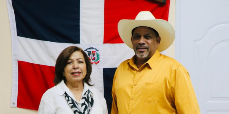 Presidenta de Conani se reúne con Santiago Riveron por tema de menores haitianos