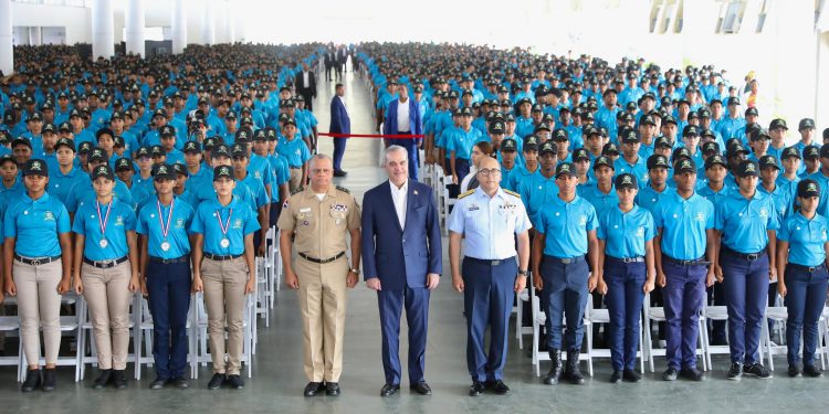 Presidente Abinader encabeza graduación de más de 5 mil jóvenes del Servicio Militar Voluntario