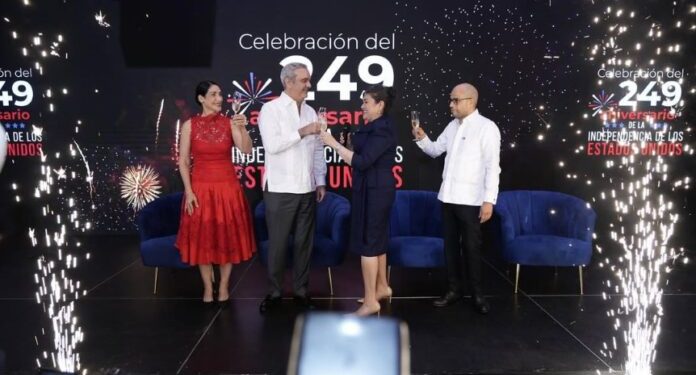 Embajada de EEUU celebra 249 aniversario de su Independencia con presencia del presidente Abinader