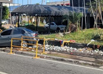 Mujer pierde control de vehículo frente a la discoteca Jet Set, sin víctimas reportadas