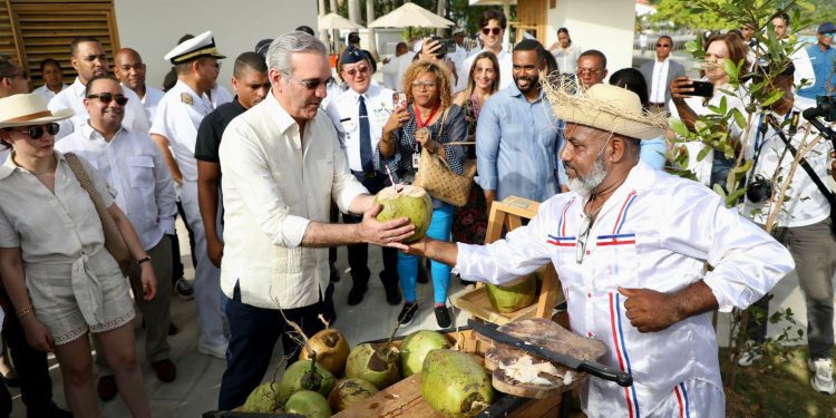 Presidente Abinader llama habitantes de Samaná a unirse junto al gobierno por el desarrollo y progreso de la provincia.