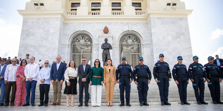 Raquel Peña encabeza lanzamiento del nuevo modelo de servicio policial en Santiago
