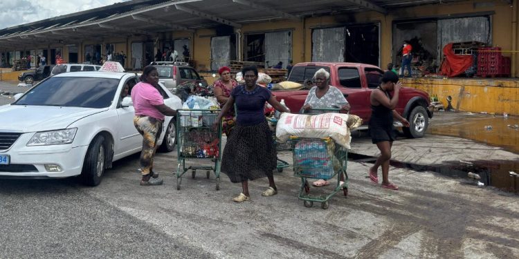 Tensión en el Merca: comerciantes se niegan a hablar tras incendio mientras llegan saqueadores