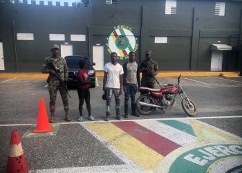Ejército envía a la justicia a otro hombre por transportar indocumentados en una motocicleta en San Juan de la Maguana