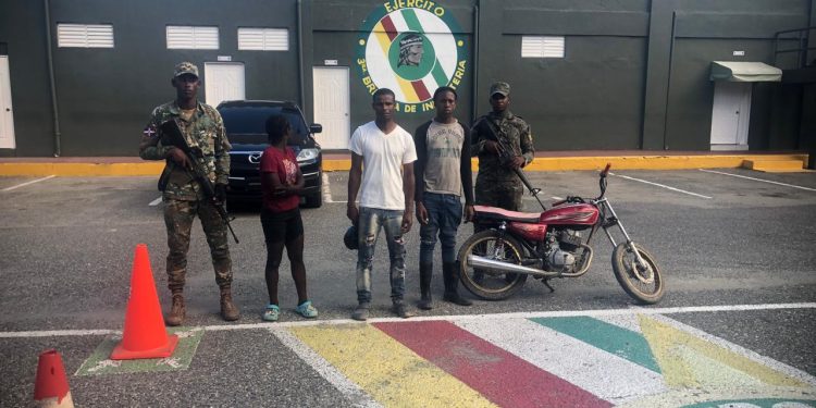 Ejército envía a la justicia a otro hombre por transportar indocumentados en una motocicleta en San Juan de la Maguana