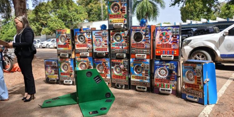 Fiscalía encabeza demolición de máquinas tragamonedas incautadas en distintos operativos en Santiago