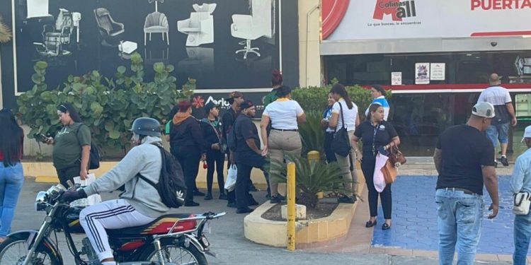 Incendio afecta restaurante en plaza comercial de Santiago