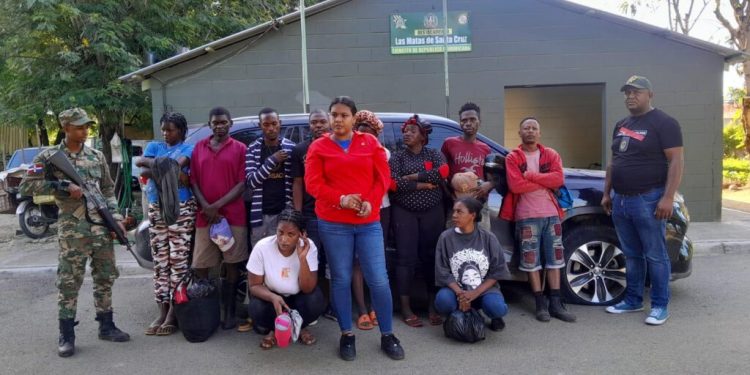 Detienen mujer rentó jeepeta donde eran transportados inmigrantes indocumentados en Dajabón