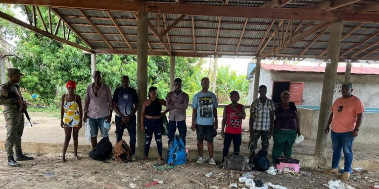 Encuentran grupo de indocumentados ocultos en un lavadero de guineos en Montecristi