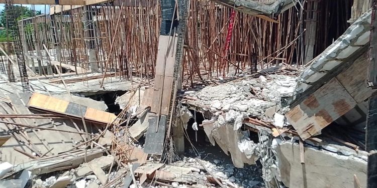 Investigan desplome de plaza en construcción que había sido paralizada por MIVED en Santiago