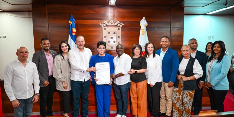 Ayuntamiento de Santiago declara a La Sophy como Visitante Distinguida por su legado musical y su amor por República Dominicana