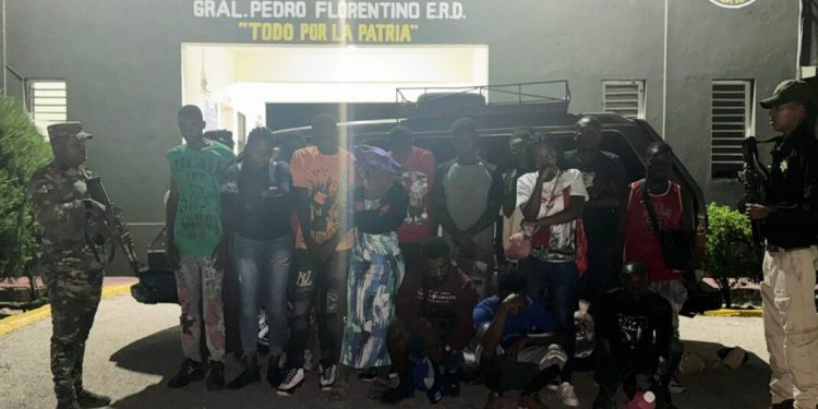 Conductor que trasladaba 18 haitianos indocumentados le tiró con un cuchillo al guardia que lo detuvo