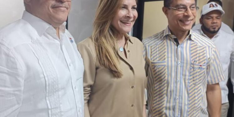 Francisco Camacho se suma al proyecto presidencial Carolina Mejía 28