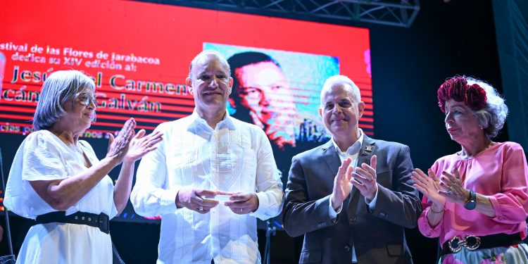 Alcalde Ulises Rodríguez recibe reconocimiento por su gestión municipal en el Festival de las Flores Jarabacoa 2025