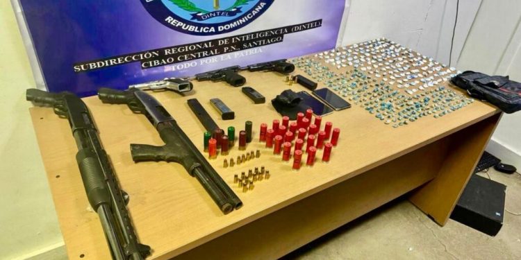 PN y MP incautan armas de fuego, drogas y detienen seis personas durante allanamientos en Santiago