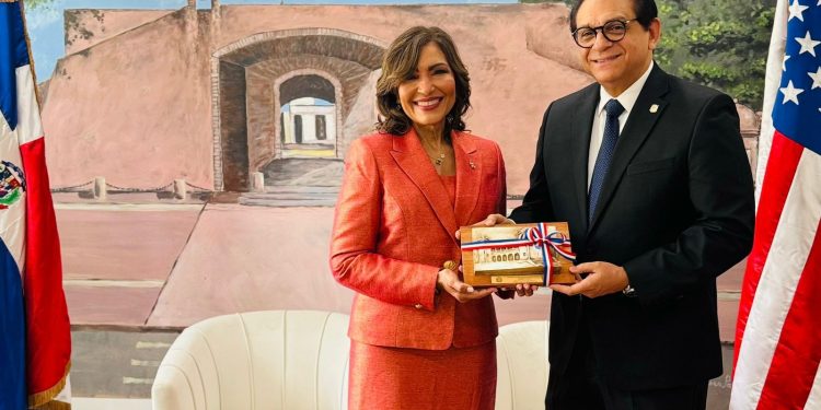 Senador Daniel Rivera resalta alianza organizaciones Fort Myers para impulsar desarrollo Santiago