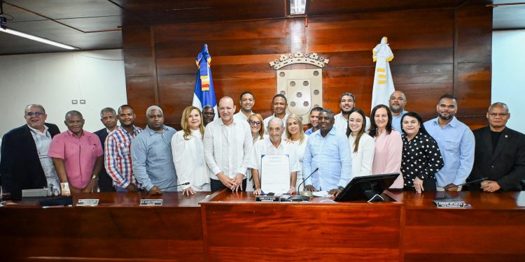 Concejo de Regidores de Santiago declara a Pepe Hidalgo Hijo Adoptivo por su aporte al turismo y la aviación