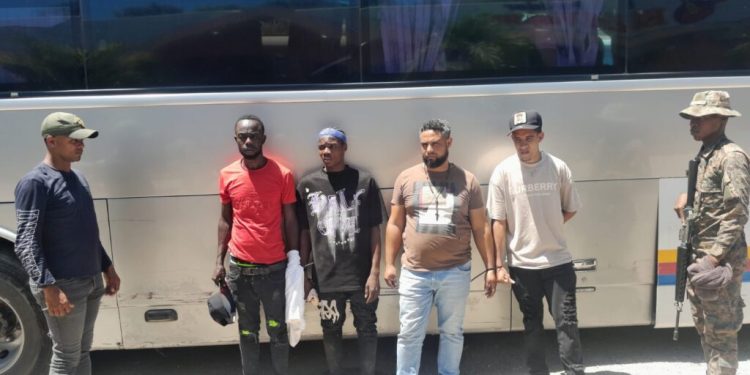 Apresan ciudadanos por tráfico de inmigrantes