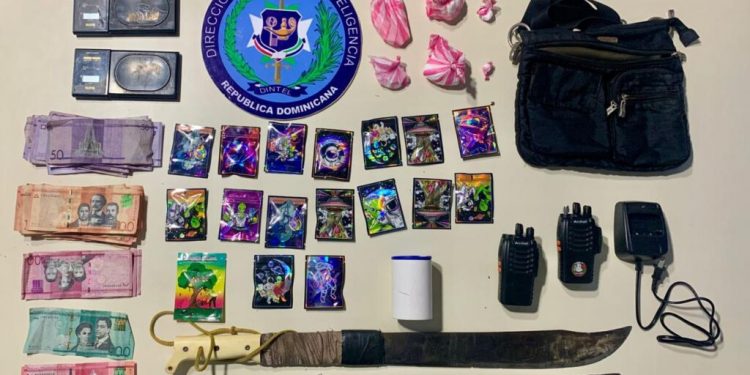 Autoridades incautan drogas, máquinas tragamonedas y detienen a 13 personas en Santiago