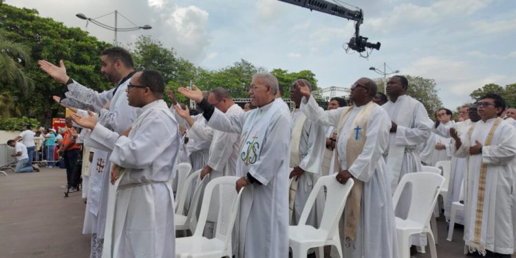 Miles de fieles participan en la celebración de Corpus Christi bajo el lema “Eucaristía, fuente viva de nuestra esperanza”
