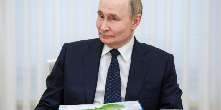 Putin tacha de "agresión injustificada" el ataque contra Irán